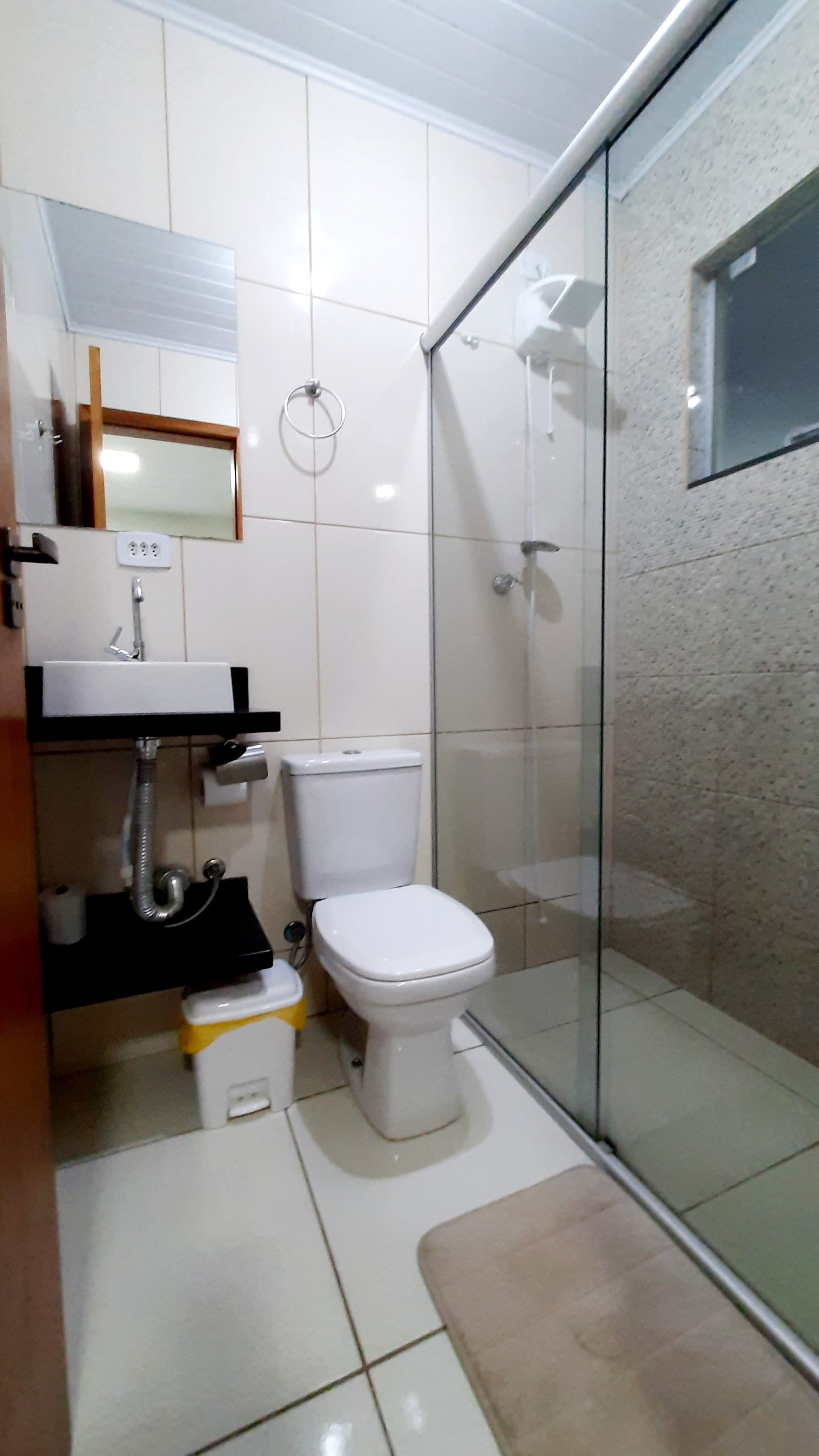 Banheiro limpo e organizado com box